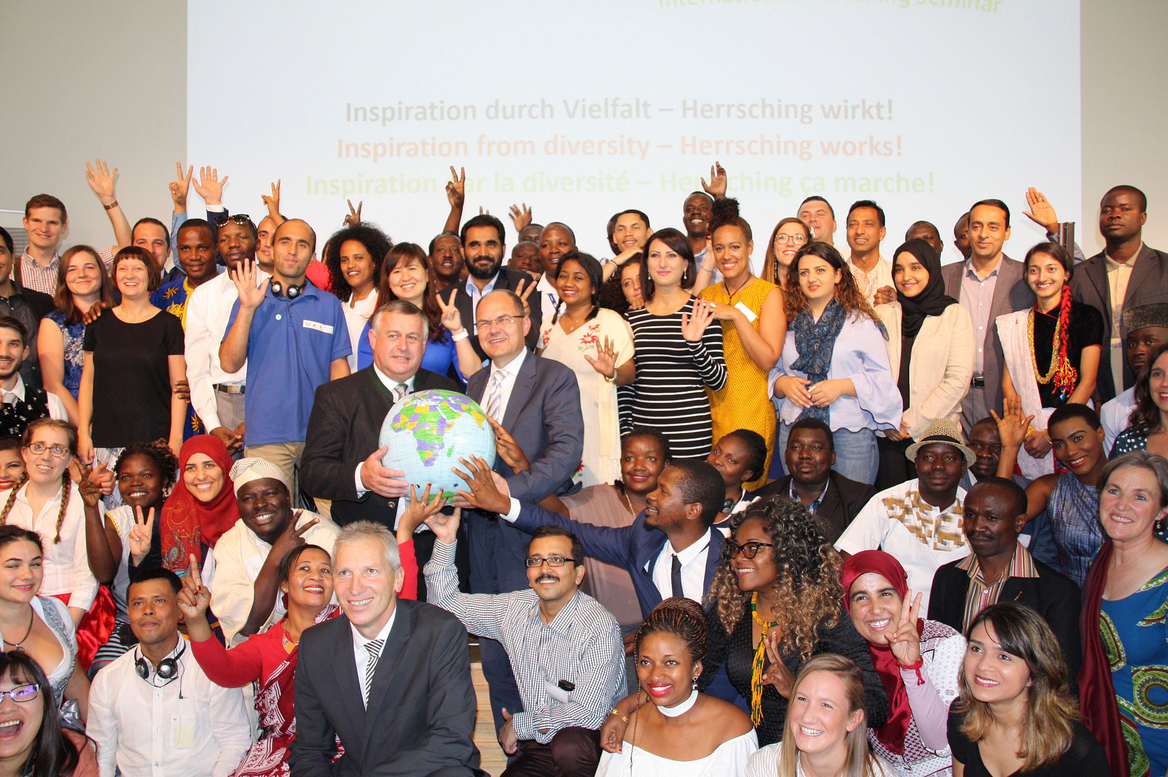 Bundeslandwirtschaftsminister Christian Schmidt und die Teilnehmerinnen und Teilnehmer des Seminars. Quelle: BLE