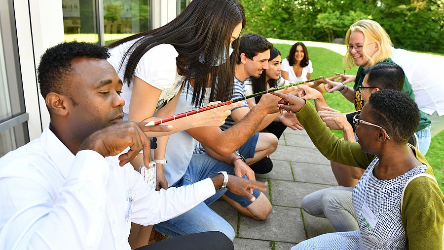 Les participants au séminaire effectuent un travail de groupe dans le jardin